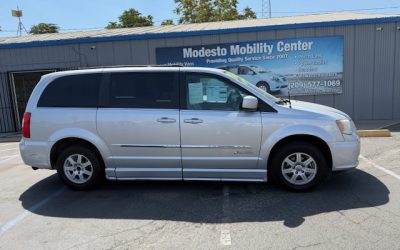 USED 2011 Chrysler Town & Country Touring FWD