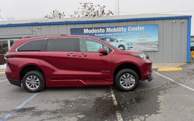 Preowned – 2025 Toyota Sienna Hybrid XLE 7 Passenger