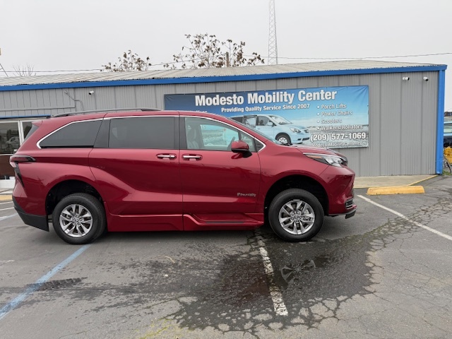 Preowned – 2025 Toyota Sienna Hybrid XLE 7 Passenger Preowned - 2025 Toyota Sienna Hybrid XLE 7 Passenger