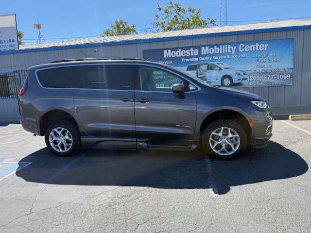 Used 2022 Chrysler Pacifica Touring L